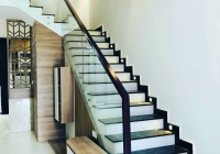 Báo giá cầu thang kính cường lực tay vịn gỗ - Cùng tìm hiểu cụ thể nhé