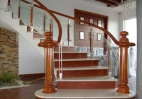 Góc giải đáp: cầu thang kính cường lực có an toàn không