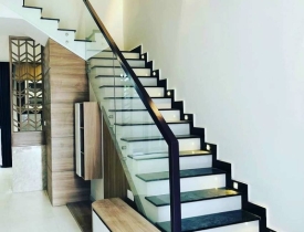 Báo giá cầu thang kính cường lực tay vịn gỗ - Cùng tìm hiểu cụ thể nhé