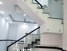 Cầu Thang Kính Cường Lực – Xu Hướng Thiết Kế Cầu Thang Kính Hiện Đại