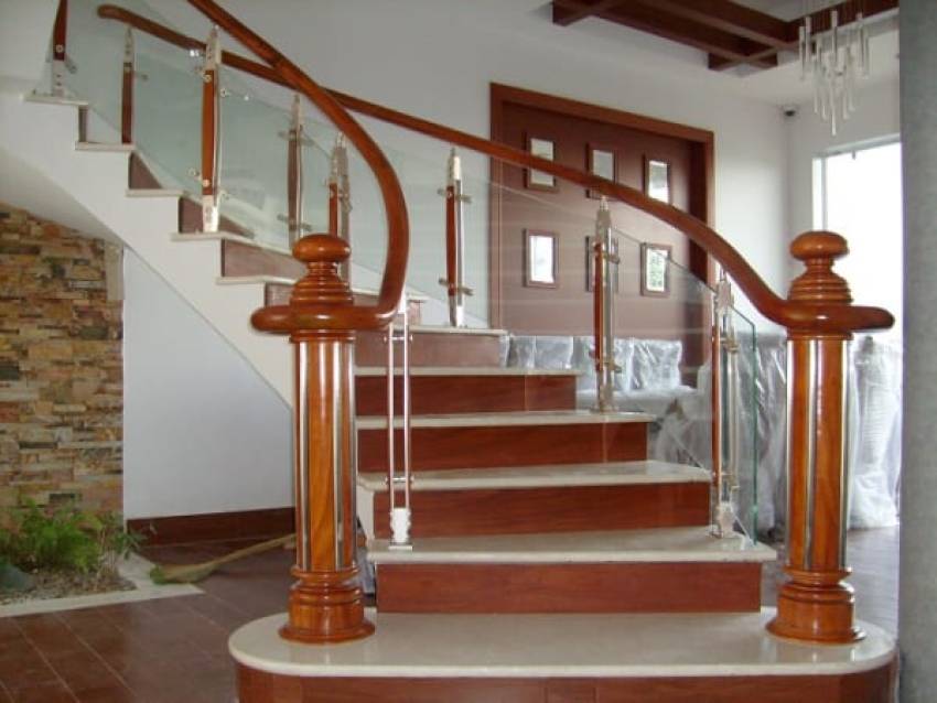 báo giá cầu thang kính cường lực tay vịn gỗ