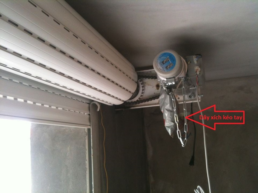 cách mở cửa cuốn khi mất điện