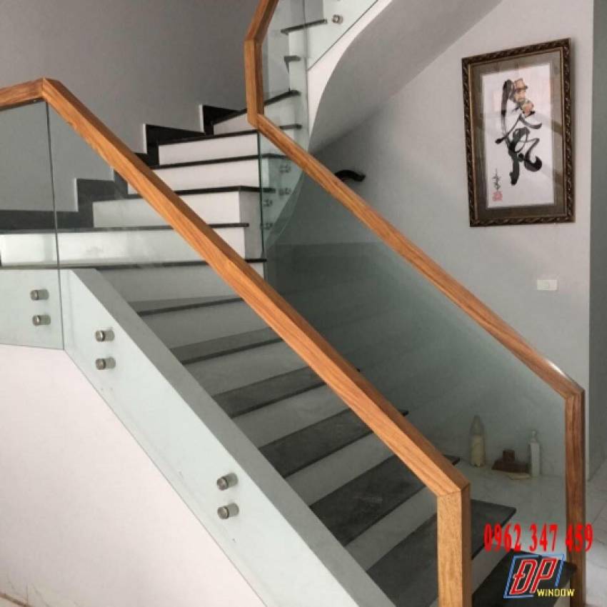 Cầu thang kính cường lực do Đại Phát Window phân phối và lắp ráp