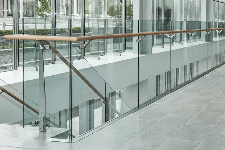 giá lan can kính cường lực