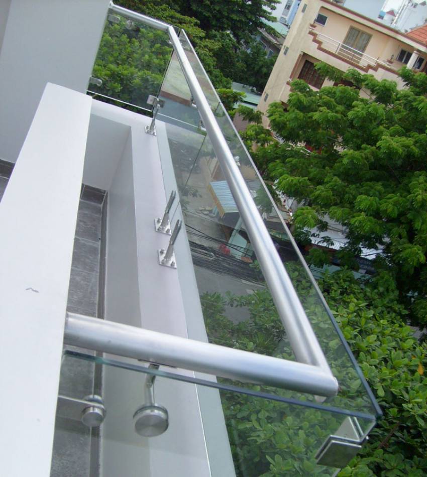 lan can kính cường lực giá rẻ