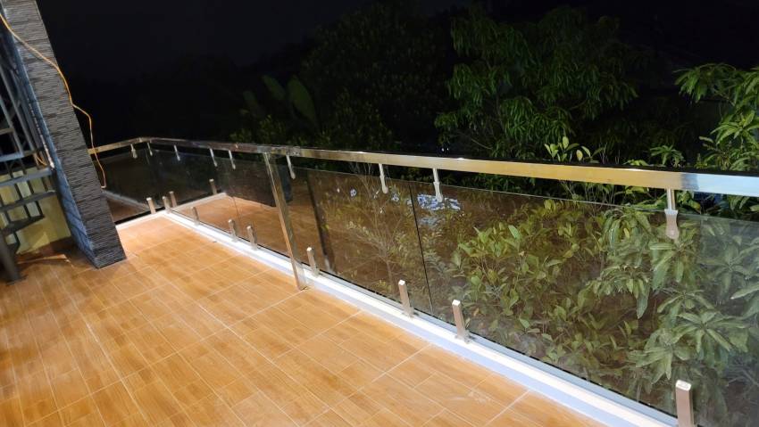 lan can kính cường lực giá rẻ