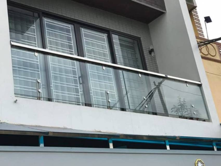 lan can kính cường lực giá rẻ
