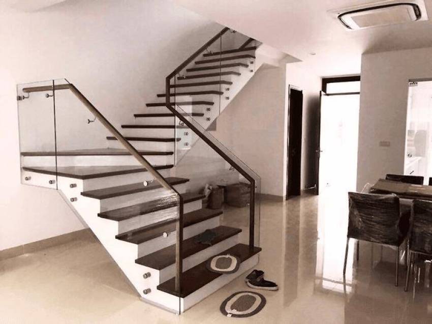 mẫu cầu thang kính cường lực đẹp