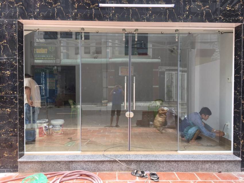 sửa cửa kính cường lực bị xệ