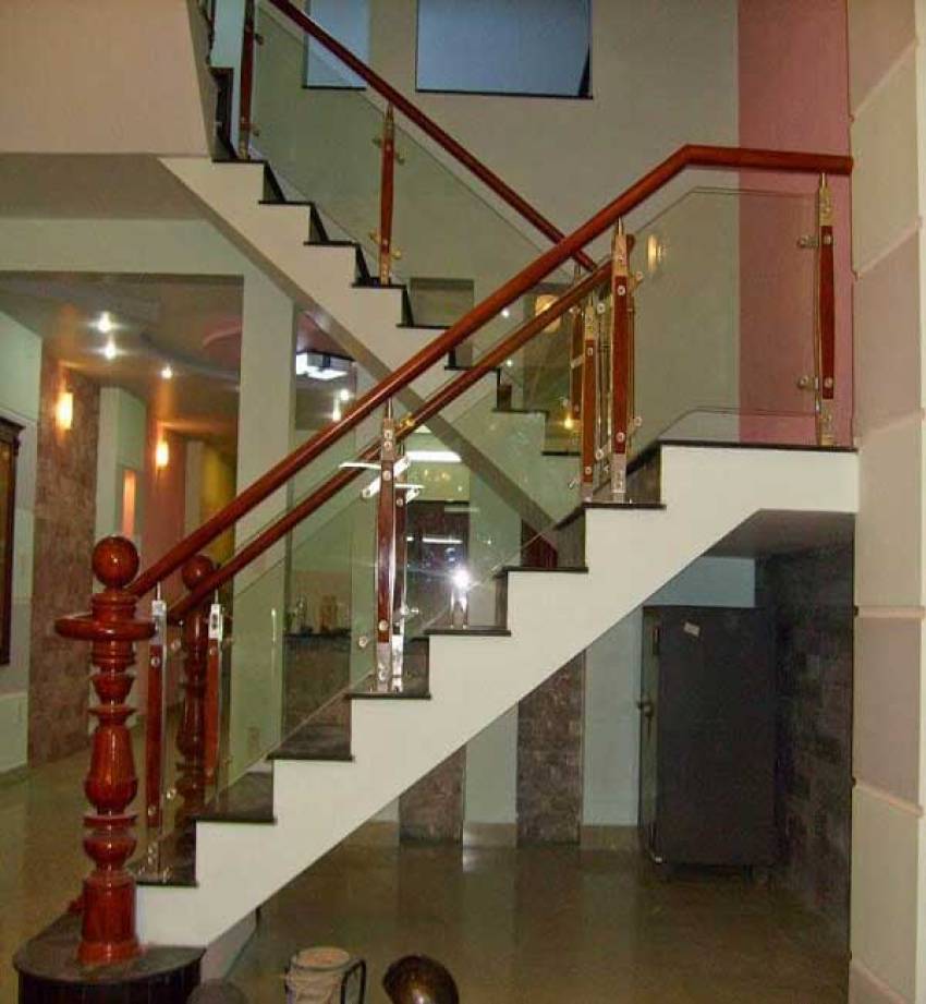 Thi công cầu thang kính cường lực