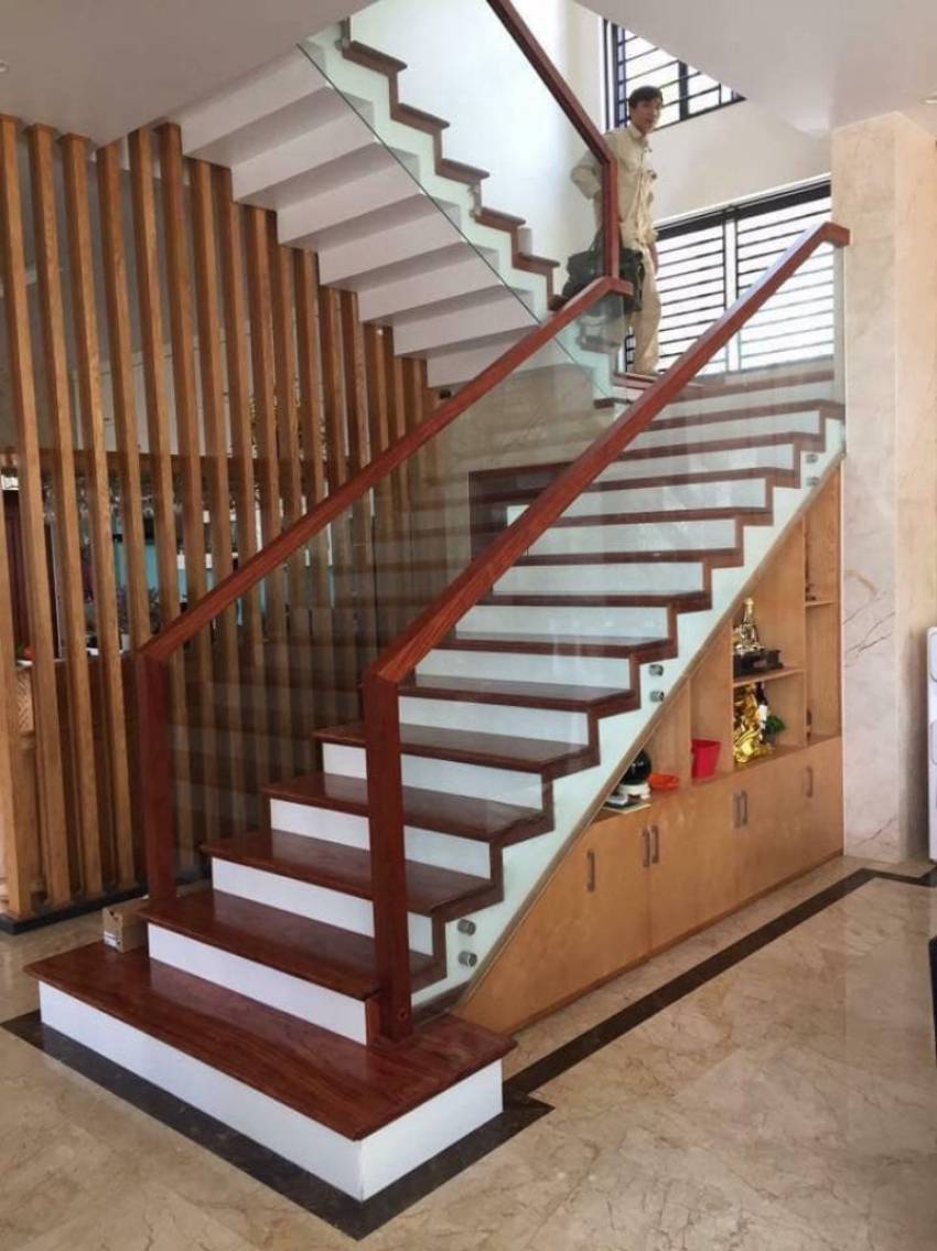 thi công cầu thang kính cường lực