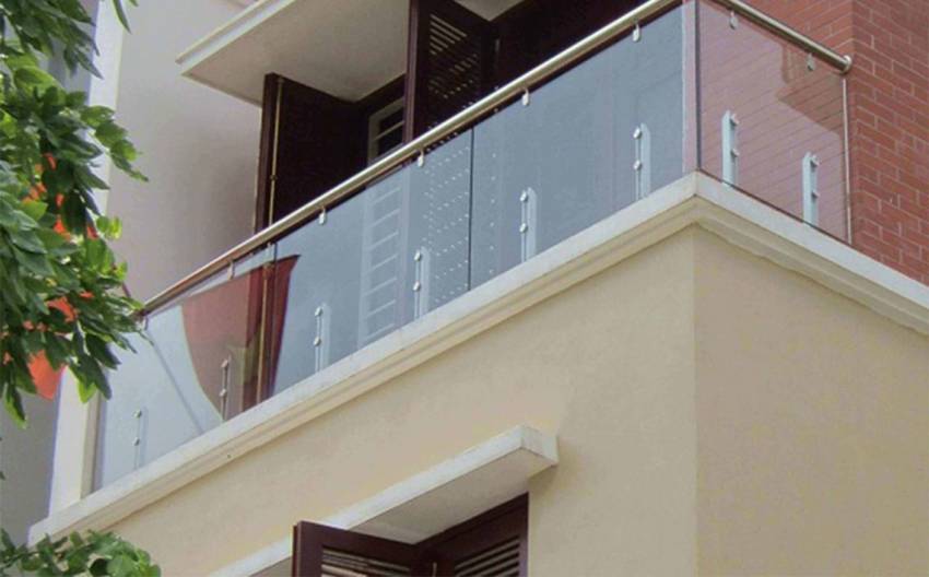Thi công Lan can Kính Cường lực