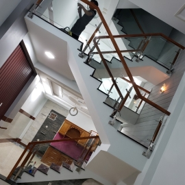 Thi công cầu thang kính cường lực