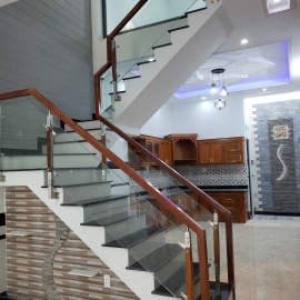 Cầu thang kính cường lực đẹp