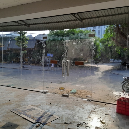 Lắp đặt vách ngăn kính cường lực