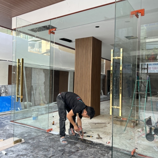 Cửa kính Cường lực văn phòng tại Bình Dương