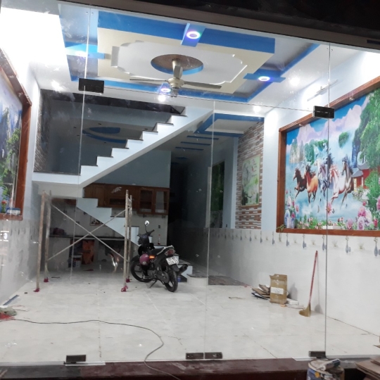Thi công kính cường lục nhà phố Bình Dương
