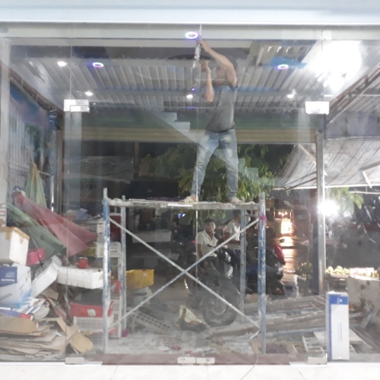 Thi công kính cường lục nhà phố Bình Dương