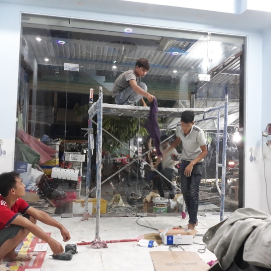 Thi công kính cường lục nhà phố Bình Dương