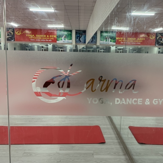 Thi công kính  phòng tập GYM