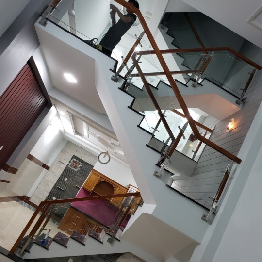 Thi công cầu thang kính cường lực