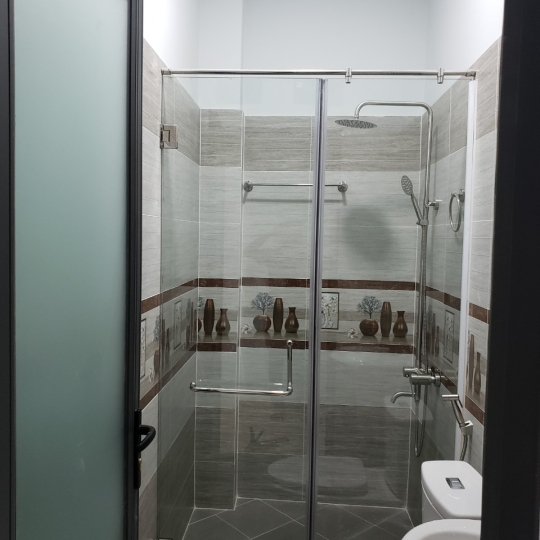 Thi công vách ngăng phòng tắm kính cường lực