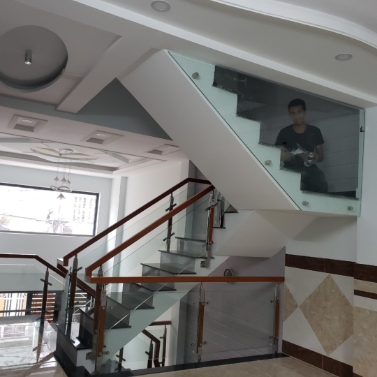 Thi công cầu thang kính cường lực