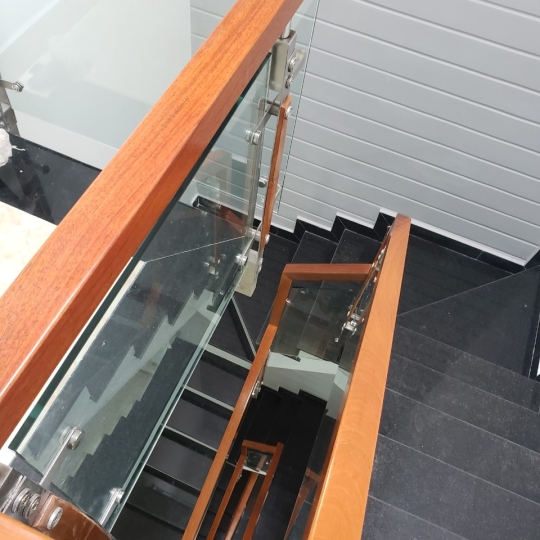 Thi công cầu thang kính cường lực