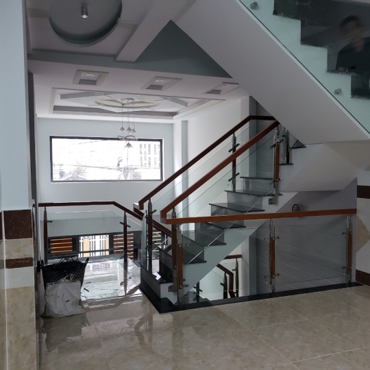 Thi công cầu thang kính cường lực