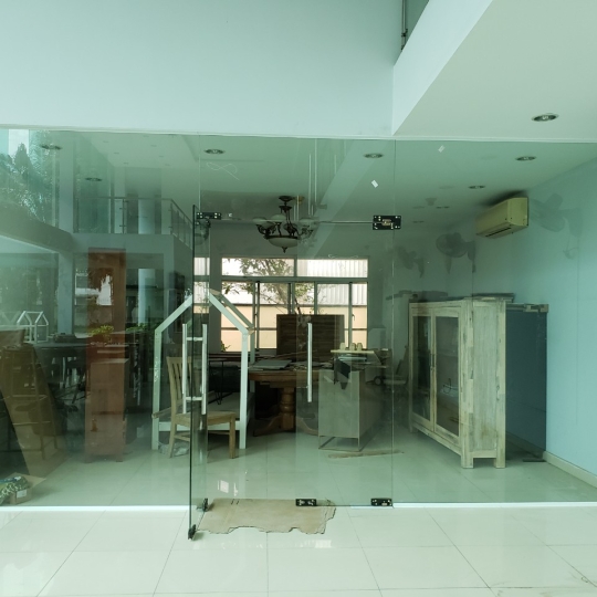 Thi công cửa kính cường lực