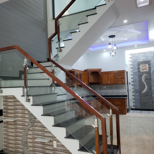 Cầu thang kính cường lực đẹp
