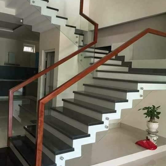 Cầu thang kính cường lực 01