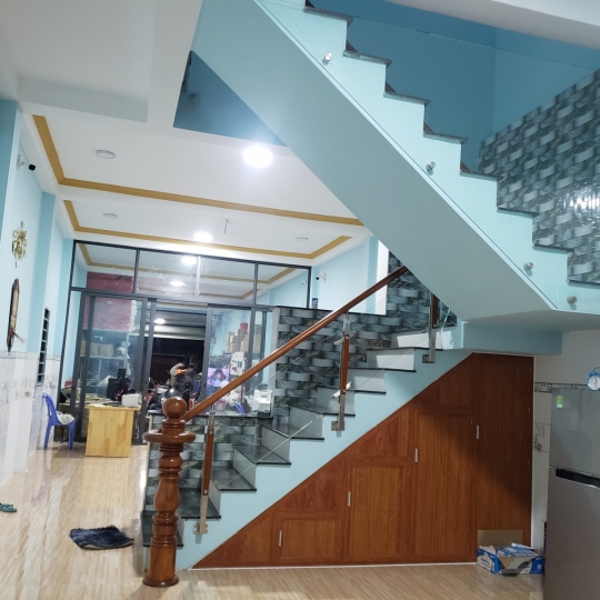Cầu thang kính cường lực 02