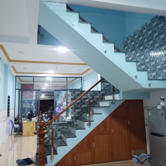 Cầu thang kính cường lực 03